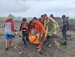 Basarnas Evakuasi 3 Nelayan Korban Kecelakaan Perahu di Cilacap